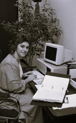 C2015-0001/029(20) - Student in Office