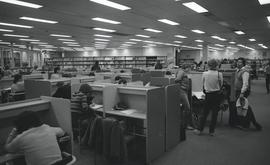 C2015-0001/019(39) Crowded Library