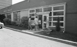 C2015-0001/023(24) - Students Going into Centre for Independent Learning