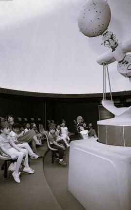 C2015-0001/027(38) - Phil Mozel and Kids in the Newnham Campus Planetarium