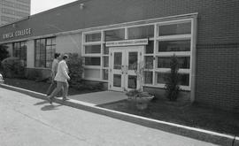 C2015-0001/023(24) - Students Going into Centre for Independent Learning