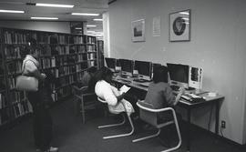 C2015-0001/019(39) Crowded Library